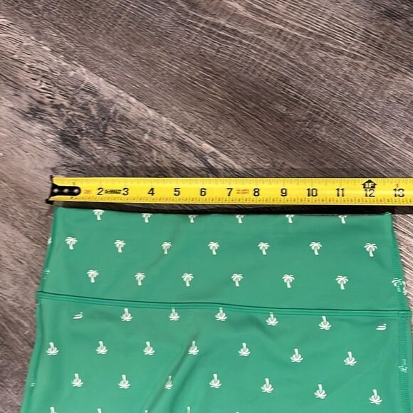 Motion 365+ Fabletics NWOT Green Palm Tree Print Biker Shorts - M - Picture 9 of 10